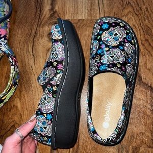 Glolily nursing shoes